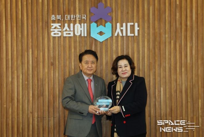 명예사회복지사 위촉패 전달식(왼쪽부터 김영환 지사, 정미경 충북사회복지사협회 부회장)