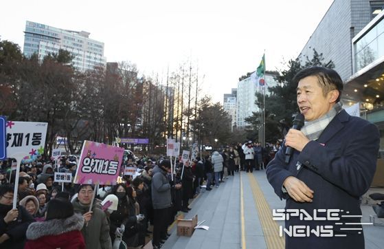 전성수 서초구청장(오른쪽)이 1월1일 서초구청 광장에서 열린 새해맞이 행사에서 주민들에게 새해 인사말씀을 하고 있다.
