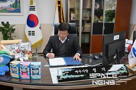 여수시는 지난 2일 시장 집무실에서 ‘청렴 실천 서약’을 진행했다.