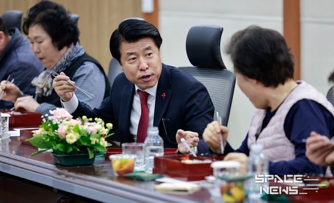 서강석 송파구청장이 2026년 1월 2일 구청 소회의실에서 청사관리 근무자들과 점심을 먹으며 이야기를 나누고 있다.