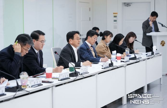 강기정 광주광역시장이 5일 오후 시청 소회의실에서 열린 ‘광주·전남 행정통합 추진기획단 제1차 실무회의’를 주재하고, 행정통합 추진을 위한 실행 방향 등을 논의하고 있다. /광주광역시 제공