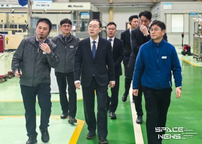 이명구 관세청장(가운데)이 5일 중국 북경에 위치한 HL만도 현지 공장을 방문하여 업체의 애로사항 등을 청취한 뒤 공장을 둘러보고 있다.