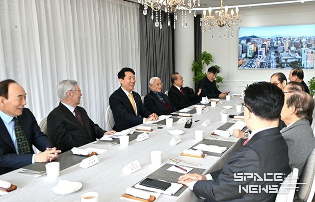 오세훈 서울시장이 12일(월) 파트너스하우스에서 국민의힘 상임고문단과 신념간담회를 갖고 서울시의 미래 발전방안과 당의 역할 등에 대해 의견을 나누고 있다.