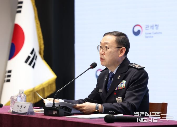 이명구 관세청장이 21일 서울세관에서 2025년 마약밀수 단속 브리핑을 하고 있다.