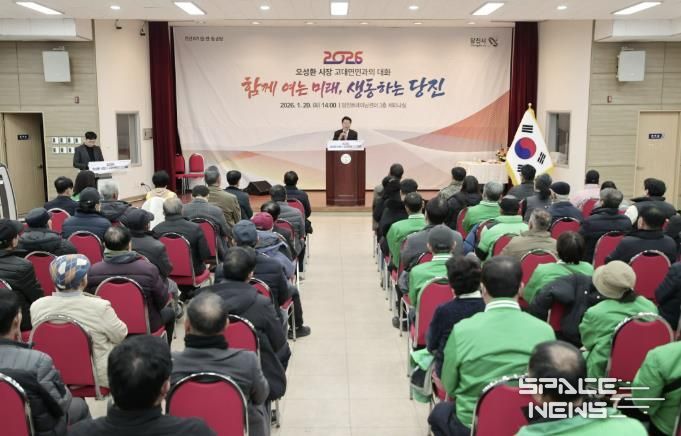 읍면동 순방 현장(오 시장이 현장에서 건의 사항을 듣고 답변하고 있다.)