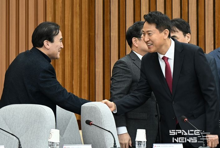 2일 국회에서 열린 ‘국민의힘-서울시 부동산정책협의회’에 참석한 오세훈 서울시장이 참석자들과 인사를 나누고 있다.