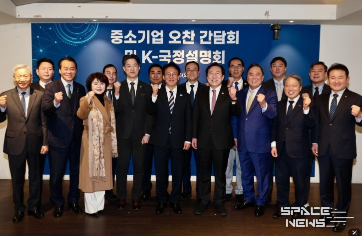 김민석 국무총리가 3일 중구 달개비에서 중소기업인들 대상으로 열린 K-국정설명회에서 강연을 하고 있다.