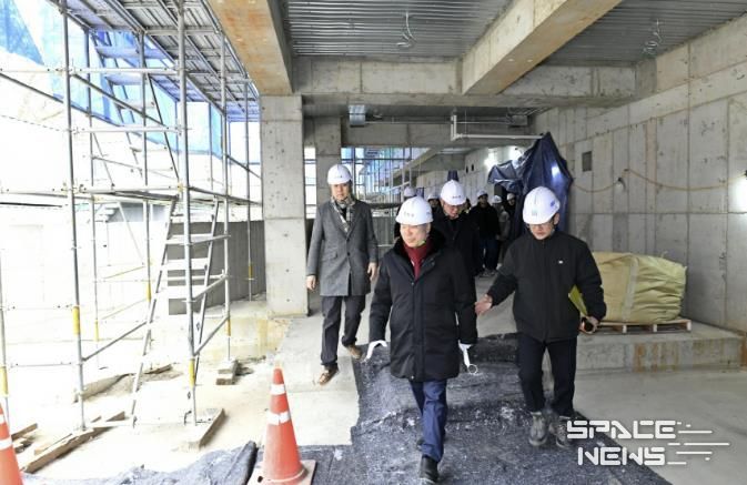 교문1동 행정복지센터 건립 공사 현장을 꼼꼼히 살펴보는 백경현 구리시장