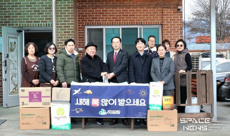 송인헌 괴산군수가 관내 사회복지시설 방문해 위문품을 전달하고 기념사진을 찍고 있다.