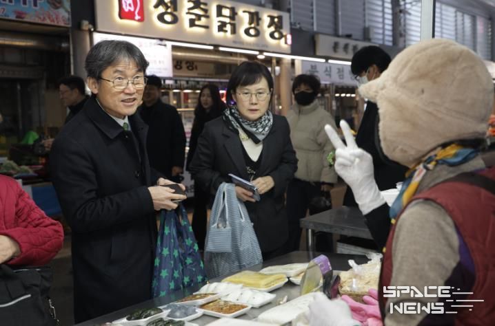천창수 교육감이 11일 중구 태화종합시장을 찾아 장을 보고 상인과 대화하고 있다