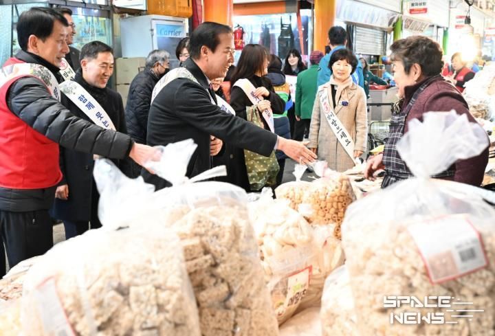 거창군, 설맞이 전통시장 물가안정 캠페인 추진