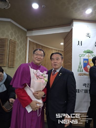 천주교 수원교구 곽진상 제르마노 주교 서품식에 참석한 이재식 수원특례시의회 의장 기념촬영