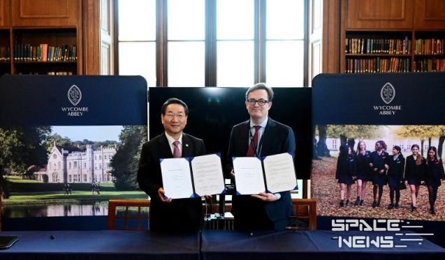 유정복 인천광역시장이 24일(현지시간) 영국 위컴 애비 스쿨(Wycombe Abbey School)을 방문해 피터 워렌 이사장과 MOU를 체결한 뒤 기념촬영을 하고 있다.