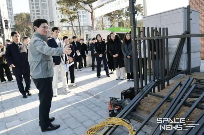 이상일 시장이 26일 용인솔빛초·중통합학교를 찾아 주요 시설을 살피고 있다
