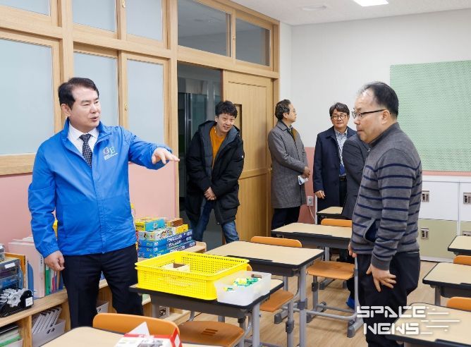 이정선 광주시교육감이 27일 광산구 운수동에 신설되는 운수초등학교를 방문해 개교 준비상황을 점검하고 있다