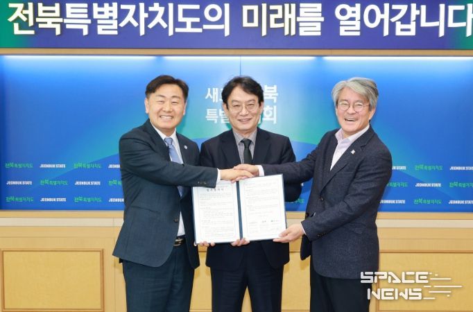 3일 전북특별자치도청 회의실에서 열린 전북 문화예술 및 관광브랜드 발전을 위한 (사)문화강국네트워크 업무협약식에 김관영 도지사와 이우종 (사)문화강국네트워크 이사장, 이경윤 문화관광재단 대표이사가 협약식을 갖고 있다