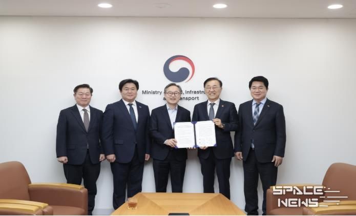 유성훈 금천구청장(사진 가운데)이 박준희 관악구청장(왼쪽 다섯번째), 박승원 광명시장(왼쪽 첫번째), 임병택 시흥시장(왼쪽 두번째)과 함께 김윤덕 국토교통부 장관(왼쪽 네번째)을 만나 ‘신천~신림선 제5차 국가철도망 구축계획 반영 및 조기 추진 촉구 공동건의문’을 전달하고 기념 촬영을 하고 있다.