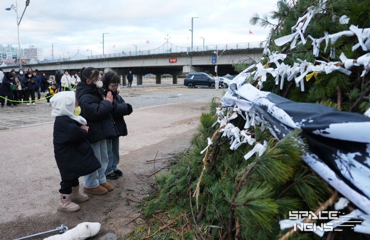 영천발전 기원제에서 아이들이 소원지를 달집에 달고 소원을 빌고 있다.