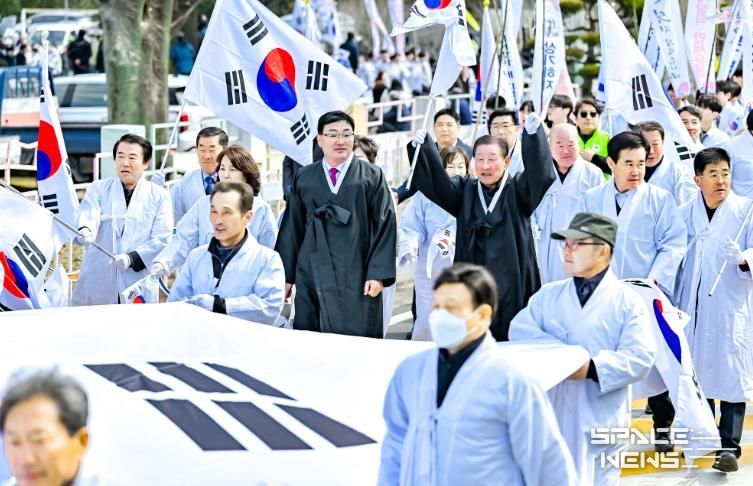 제107주년 칠북3·1만세운동 기념문화제 개최_칠북 만세운동 시가행진 재현행사 사진(이령분교 운동장~이령삼거리).