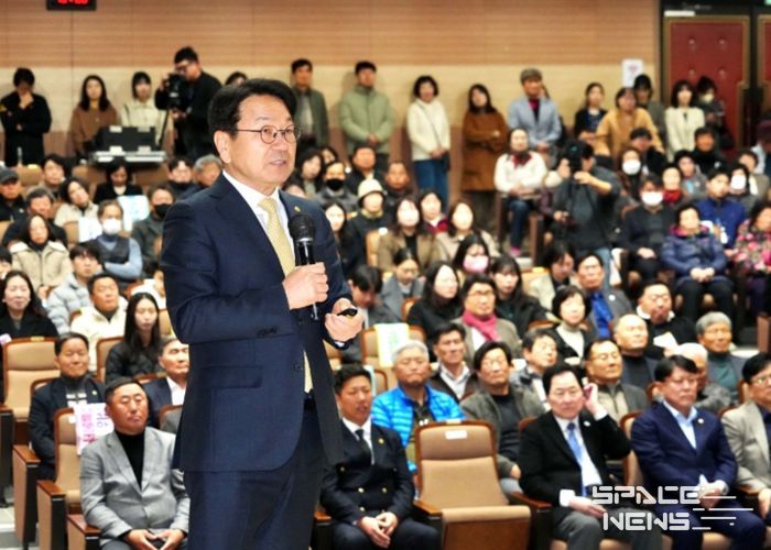 강기정 광주광역시장이 10일 완도 생활문화센터에서 '광주·전남 통합 완도군 상생토크’에 참석해 통합 이후 광주-완도 상생발전 방안을 군민들과 공유하고 있다. /광주광역시 제공