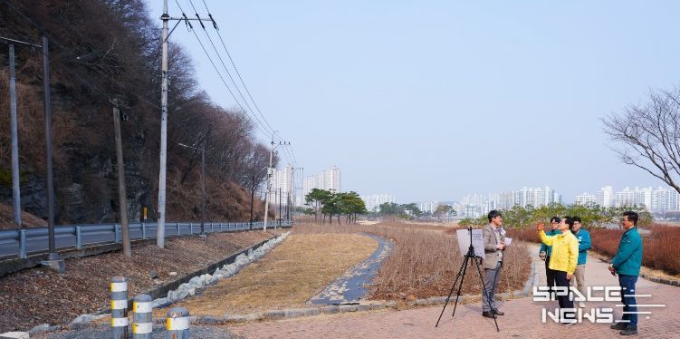 시 관계자들이 완산지구 급경사지에서 현장 안전점검을 하고 있다.