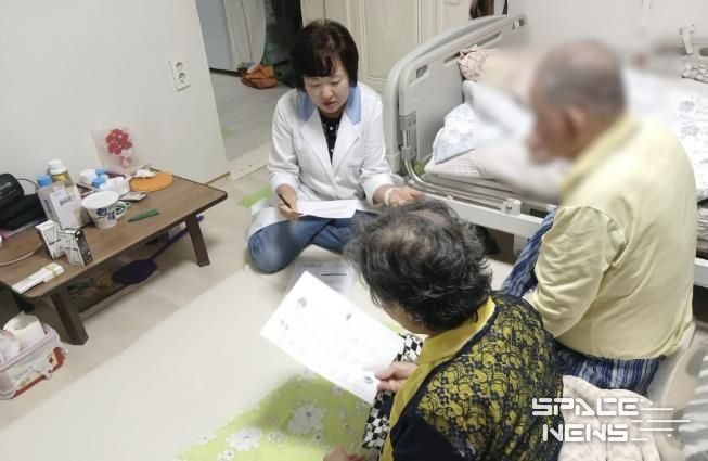 의사, 간호사, 사회복지사 등으로 구성된 '다학제 의료팀'이 가정을 방문해 맞춤형 의료서비스 계획을 안내하고 있다