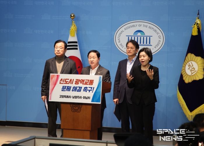 국회 소통관에서 공동 건의문을 발표 중인 주광덕 남양주시장(중앙)