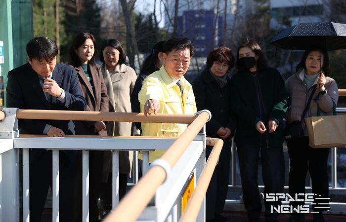 박승원 광명시장이 지난 13일 보수 및 보강공사가 완료된 햇무리 육교를 찾아 현장을 둘러보고 있다.