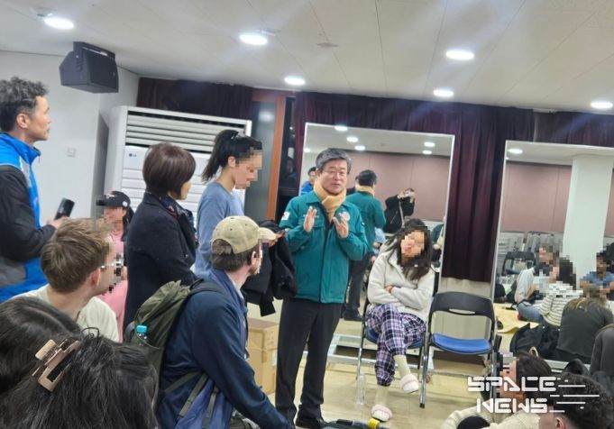 임시대피소에서 이재민에게 설명하고 있는 김길성 중구청장