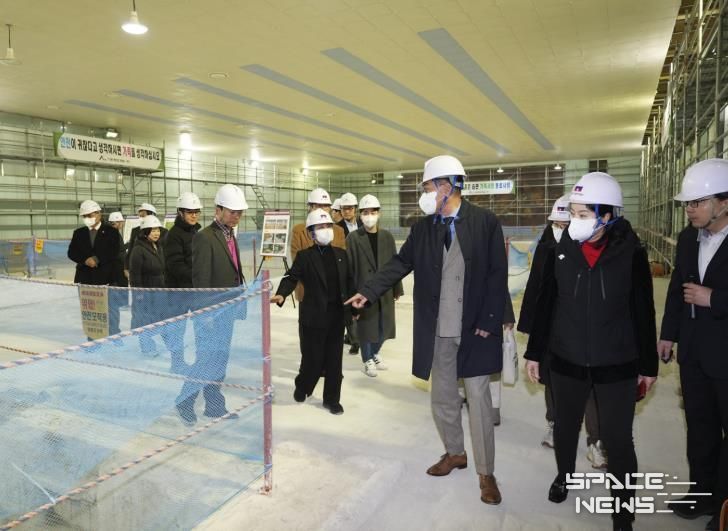 올림픽기념국민생활관 내 공사현장과 스크린파크골프장을 방문한 정문헌 구청장의 모습