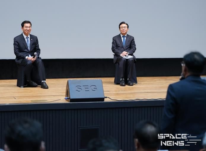 윤병태 시장과 신정훈 국회의원이 패널로 참여해 시민들과 질의응답 시간을 가지고 있다(사진 제공-나주시)