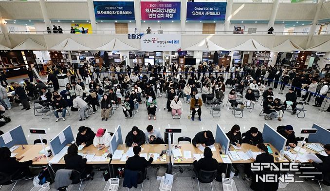 2026년 3월 16일 시청 중앙홀에서 천원주택 예비입주자 접수를 받고 있다