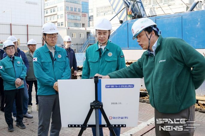 오언석 도봉구청장(가운데)이 지역 내 한 오피스텔 신축공사장에서 현장 관계자로부터 공사 추진현황에 대한 설명을 듣고 있다