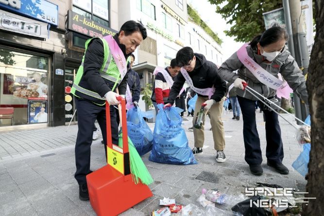 서대문구가 관내 전역에서 ‘봄맞이 대청소 및 생활폐기물 다이어트 캠페인’을 대대적으로 전개한다. 사진은 지난해 10월 30일 연희로 일대에서 이성헌 구청장과 주민, 공무원들이 거리 청소를 하는 모습.