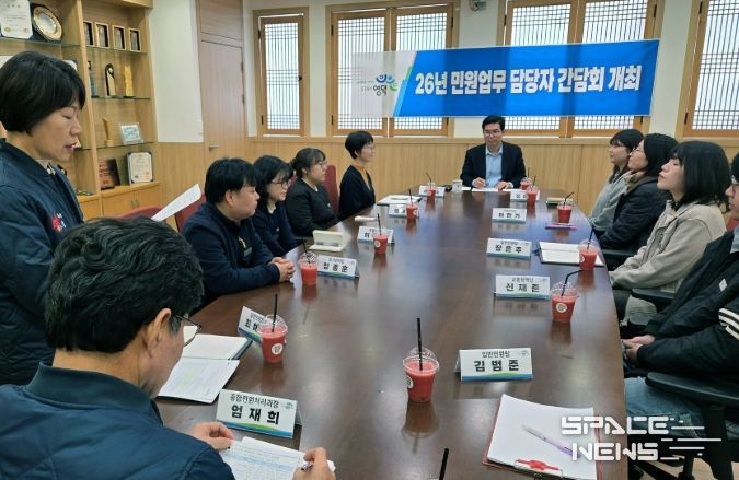 1. 김광열 영덕군수와 민원 담당 직원들이 소통간담회를 하고 있다.