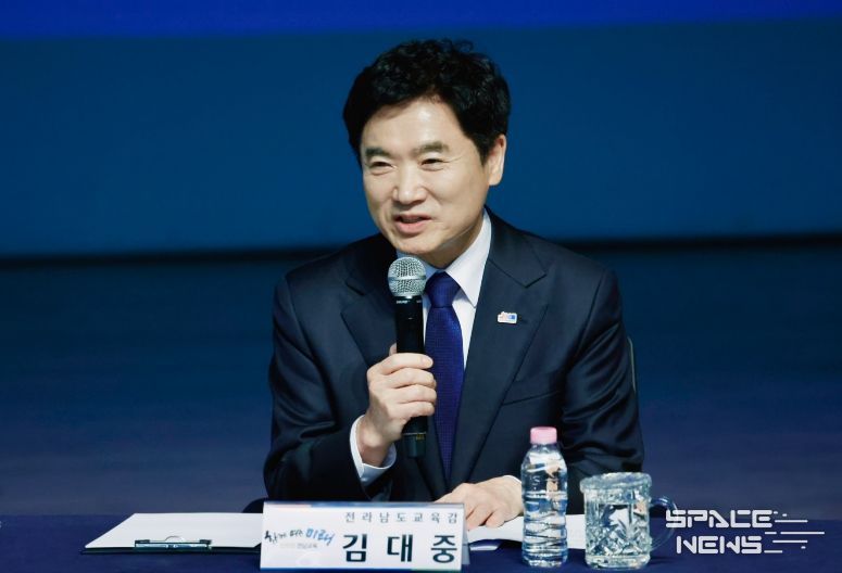 김대중 전라남도교육감(오른쪽)과 이정선 광주시교육감(왼쪽)이 전남광주교육통합 관련 질의에 답변하고 있다.