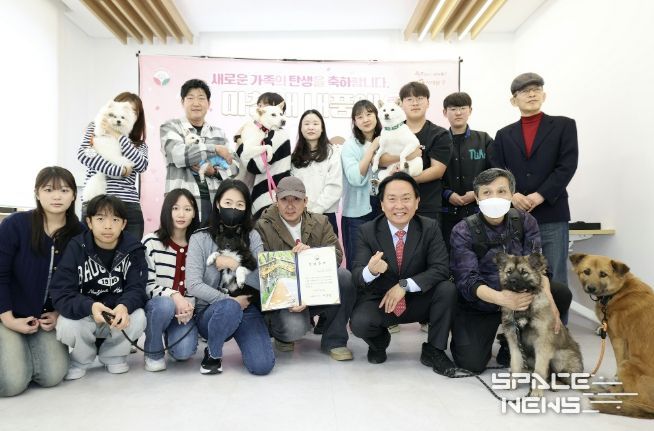 ‘서대문 내품애센터’ 유기 동물 입양식(2026. 3. 21.)에서 이성헌 구청장(앞줄 넥타이 맨 이)과 입양 가족들이 기념 촬영을 하고 있다.