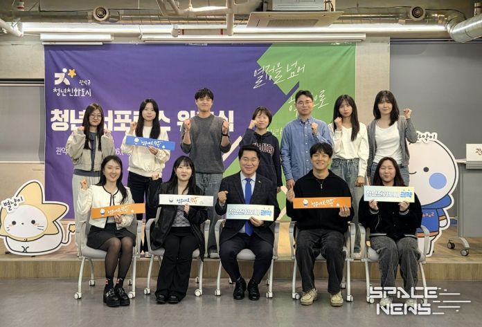 관악구 청년친화도시 서포터스 11인과 박준희 관악구청장(앞줄 가운데)