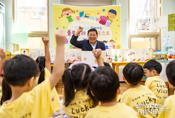 지난해(2025년) 어린이집을 방문하여 동화책 구연을 하고 있는 김경호 광진구청장