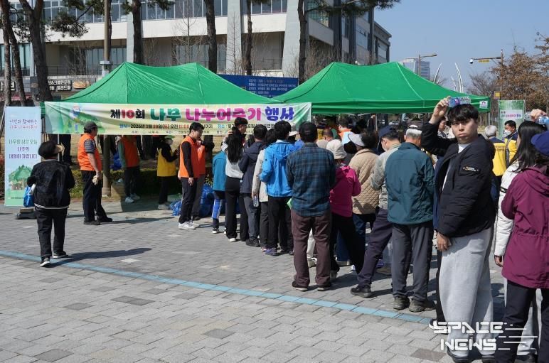 나주시가 지난 28일 빛가람호수공원에서 ‘제10회 나무 나누어주기 행사’를 개최했다.
