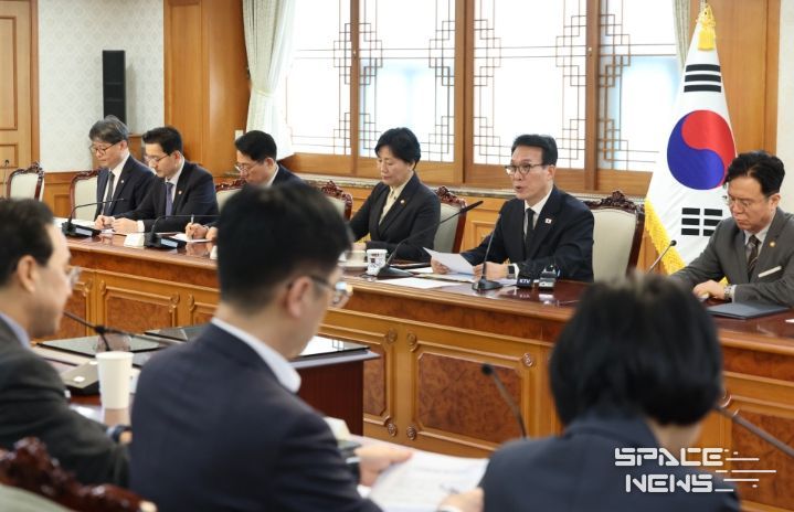 김민석 국무총리가 29일 세종대로 정부서울청사에서 열린 비상경제본부회의를 주재하고 있다.(국무조정실)