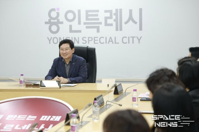 이상일 용인특례시장이 26일 시청에서 학부모들과 (가칭)AI예술융합고 설립 등 교육 현안을 논의하고 있다