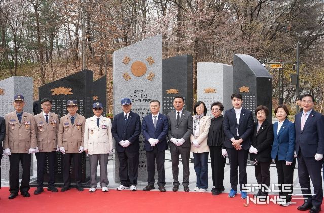 제막식에 참석한 류경기 중랑구청장과 관계자들의 모습