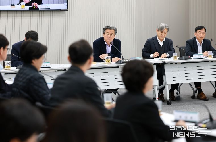 정용래 유성구청장이 1일 확대간부회의를 주재하고 있다.