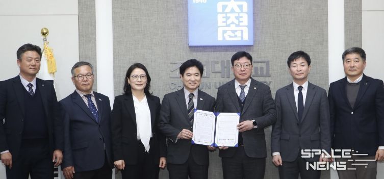 전남교육청, 조선대학교 관계자들이 지난 3월 27일 ‘고교-대학 연계 학점 인정 업무협약’을 체결한 뒤 기념사진촬영을 하고 있다.