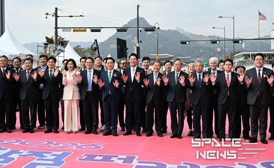 오세훈 서울시장이 4일(토), ‘2026년 부활절 퍼레이드’에서 참석자들과 기념 촬영하고 있다.