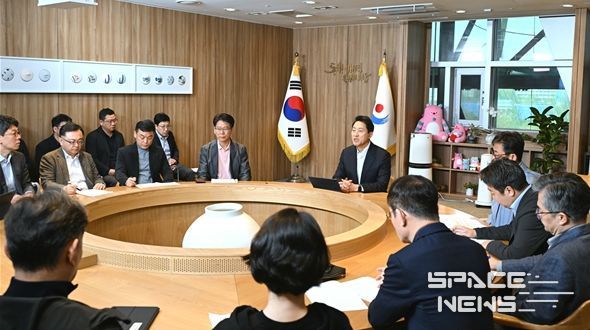 오세훈 서울시장이 5일(일) 오전 집무실에서 중동사태 장기화로 인한 서울시민 생활 불안 감소와 생계 안정화 대책 점검을 위한 「중동상황 관련 비상경제대책회의」를 주재하고 있다.