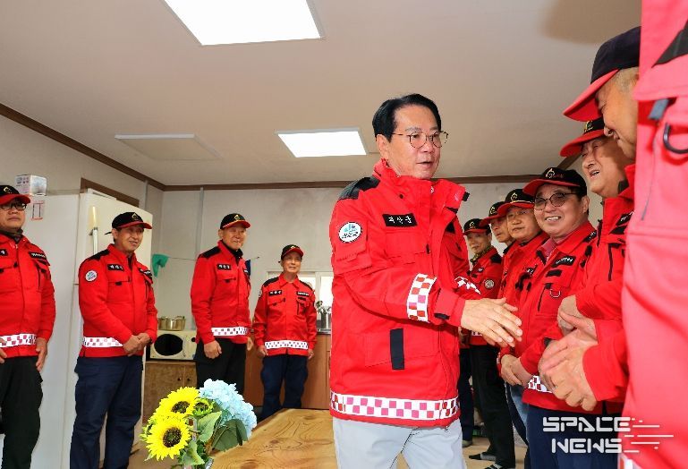 송인헌 괴산군수가 5일 산불대응센터를 점검하고 산림재난대응단을 격려하고 있다.