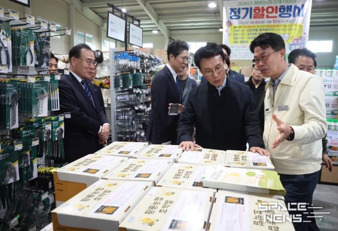 김민석 국무총리가 4일 농번기를 맞아 전남 장성군 황룡농협 자재센터를 방문, 중동발 위기 장기화에 따른 농자재 수급 동향을 점검하고 있다.(국무조정실)