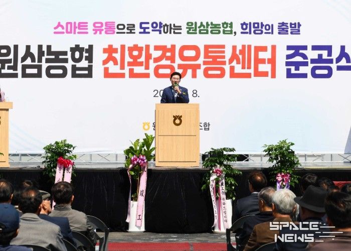 이상일 용인특례시장이 8일 원삼농협 친환경유통센터 준공식에서 축사를 하고 있다.